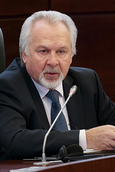 Pavel Gusev (2016-12-28) (cropped).jpg