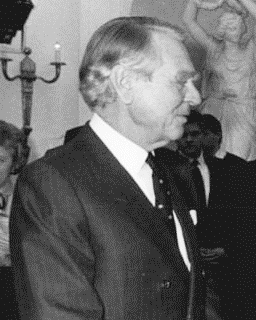 Bundesarchiv Bild 183-1986-0226-333, Bonn, Besuch Volkskammer-Delegation, Sindermann cropped.jpg