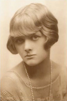 Young Daphne du Maurier.jpg