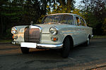 Mercedes-Benz 200 01.jpg