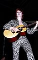 Дэвид Боуи во время тура Ziggy Stardust Tour 1972 года. Концерт этого тура в Детройте вдохновил его 14-летнюю фанатку Мадонну Чикконе, будущего «хамелеона поп-музыки»[23][24].