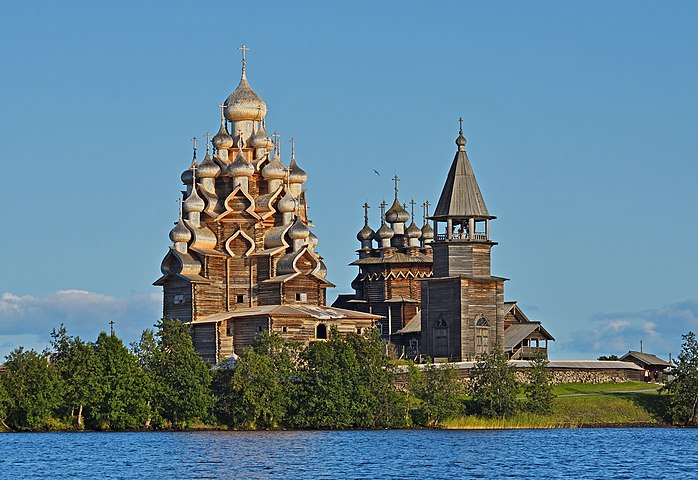 Архитектурный ансамбль Кижского погоста (Карелия). Слева двадцатидвухглавая Церковь Преображения Господня 1714 г. — вершина развития русского деревянного зодчества