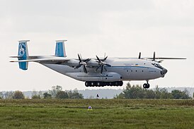 Ан-22 заходит на посадку