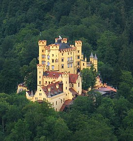 Hohenschwangau von Neuschwanstein.jpg