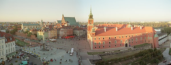 Королевский замок и Замковая площадь перед ним