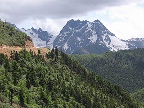 Одна из высочайших гор провинции Юньнань, Баймасюэшань (白马雪山), в уезде Дечен