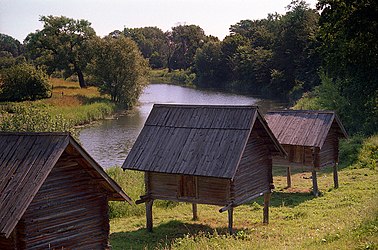 Амбары на деревянных сваях