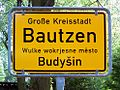 Пограничный знак Баутцен / Будишин на немецком и верхнесорбском языках