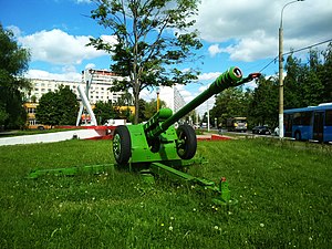 Гаубица на перекрёстке улиц Лескова и Плещеева в Москве