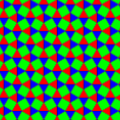 Одна из раскрасок плосконосой квадратной мозаики. Прямые скользящей симметрии идут от верхнего левого угла в нижний правый. Если игнорировать цвета, получим много больше симметрий, чем просто у pg, это будет p4g (см. этот же узор с раскрашенными в один цвет треугольниками)[4]
