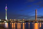 Rheinkniebrücke at night.jpg