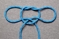 Кандальный узел (англ.)[4]:205, Handcuff knot[1], Hobble knot. Профессиональный У. вяжется на кисти рук[1]. [abok 61]