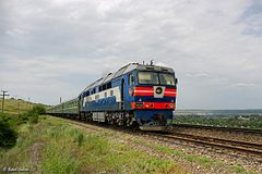 ТЭП70-0318 в синей окраске с белой полосой ведёт поезд под Белой Калитвой