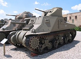 Танк M3 Lee; позади видна модификация M3A5 Grant. Музей Yad la-Shiryon (Израиль), 2005 год.