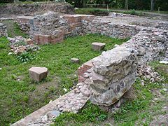 Grundmauern der Ruine der Ordensburg, teils aufgemauert