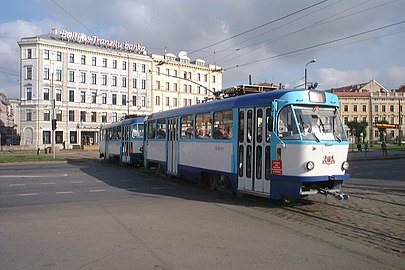 Tatra T3А в Риге со штанговым токосъёмом. Ныне работает в Харькове, токоприёмник заменён на пантограф.