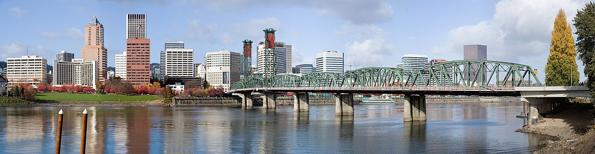 Панорама центральной части Портленда днём. Вид на мост Хауторн (Hawthorne Bridge) из дока на реке Уилламетт возле Орегонского Музея Науки и Промышленности.